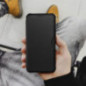Peňaženkové puzdro Razor Book na Apple iPhone 16 Pro Max Uhlíkové vlákno, Karbónový vzor  Čierny